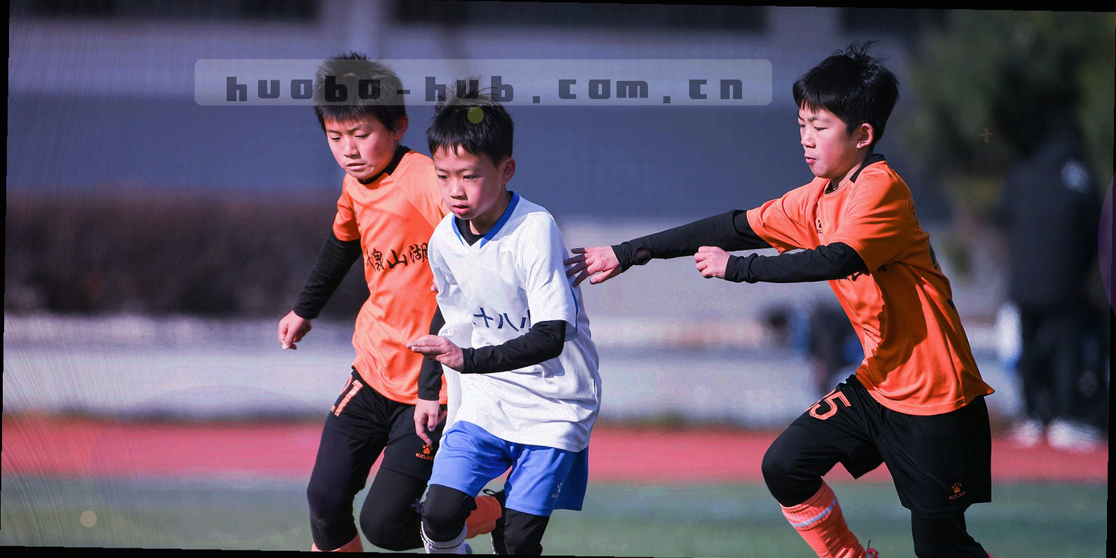 电视、平板与手机并排显示同一场赛事的不同界面视图